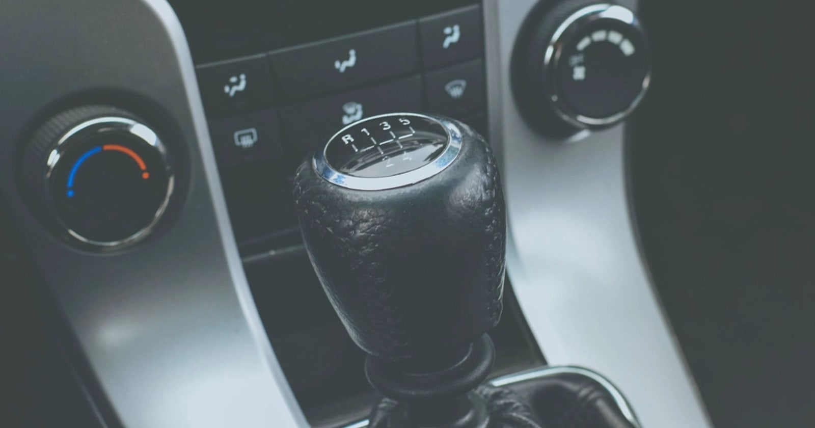 Cara mengemudi mobil manual untuk pemula