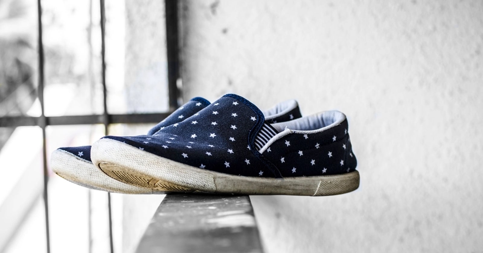 Cara menghilangkan bau di dalam sepatu
